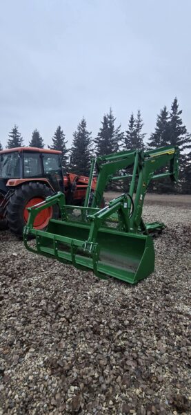 Like new John Deere 700M front-loader